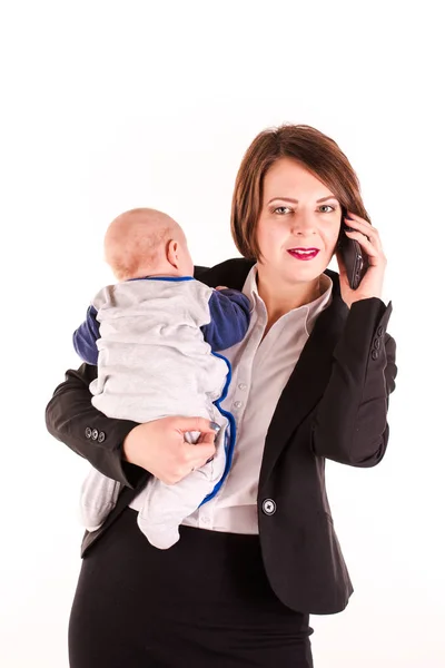 Bebeğini izole bir elinde taşıyan genç çalışan anne — Stok fotoğraf