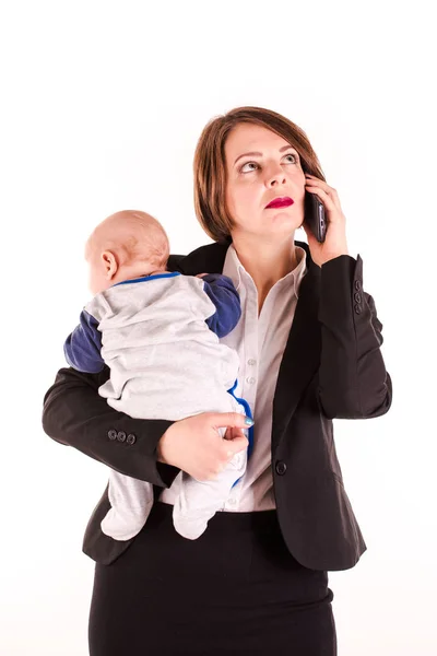 Junge berufstätige Mutter trägt ihr Baby in einer Hand isoliert — Stockfoto