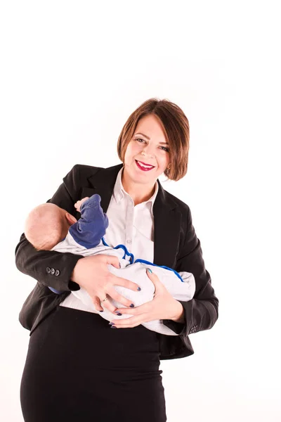 Mladá maminka pracovní nesoucí její dítě v jedné ruce, samostatný — Stock fotografie