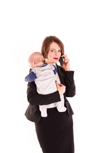 Joven mamá trabajadora llevando a su bebé en una mano aislada —  Fotos de Stock