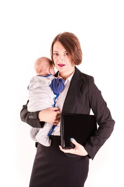 Unga arbetande mamma bära hennes barn i ena handen isolerade — Stockfoto