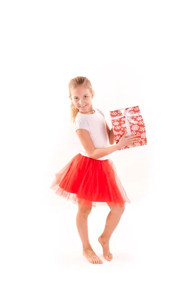 Glückliches Mädchen mit Geschenkbox isoliert — Stockfoto