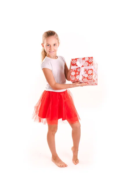 Glückliches Mädchen mit Geschenkbox isoliert — Stockfoto