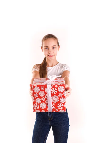 Glückliches Mädchen mit Geschenkbox isoliert — Stockfoto