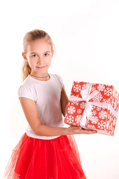 Chica feliz con caja presente aislado — Foto de Stock