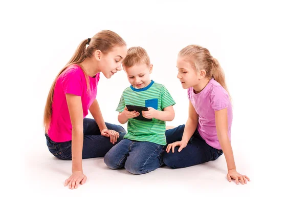 Группа маленьких детей, ищущих планшет ПК — стоковое фото
