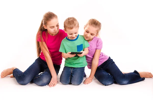 Groep van kleine kinderen op zoek naar tablet pc — Stockfoto