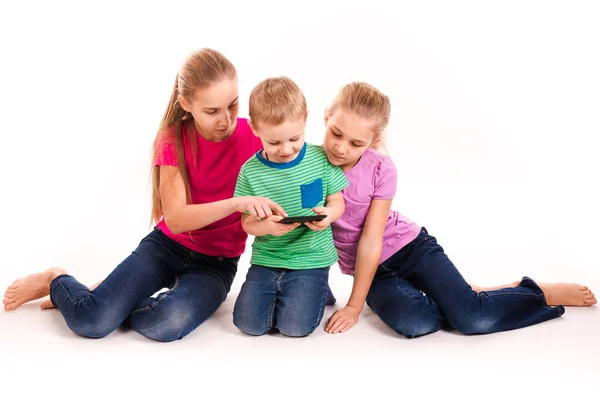 Grupo de crianças pequenas olhando para tablet pc — Fotografia de Stock