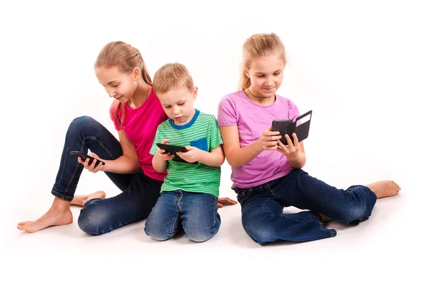 Группа маленьких детей, использующих электронные устройства — стоковое фото