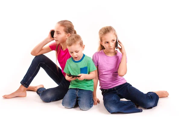 Grupo de niños pequeños que utilizan dispositivos electrónicos — Foto de Stock