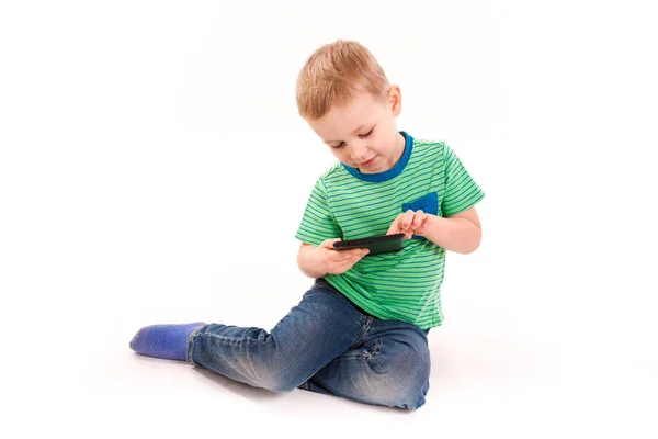 Курьезный мальчик с помощью планшетного компьютера — стоковое фото
