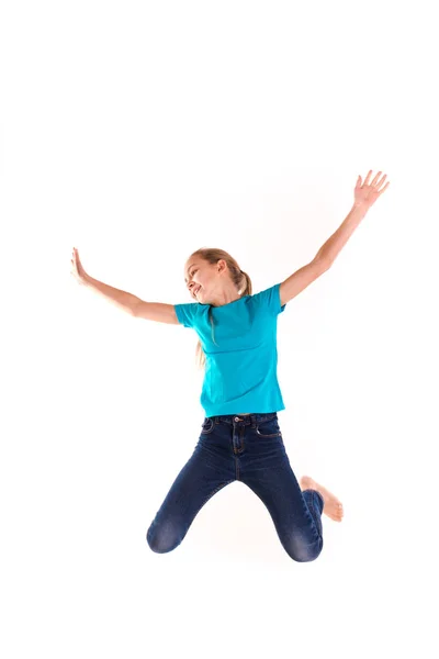 活泼快乐的小女孩跳跃 — 图库照片