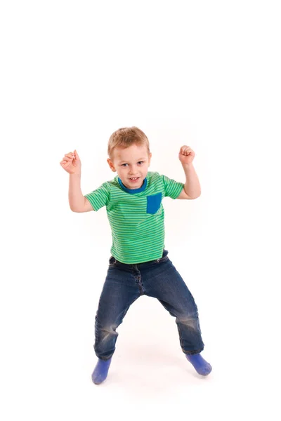 Aktiva glad liten pojke hoppning — Stockfoto