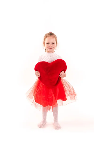 Aranyos kislány, gazdaság, elszigetelt, piros szív — Stock Fotó
