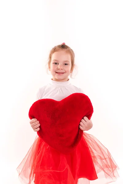 Мила дівчинка тримає червоне серце ізольовано — стокове фото