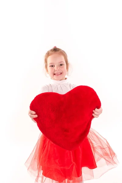 Petite fille mignonne tenant coeur rouge isolé — Photo