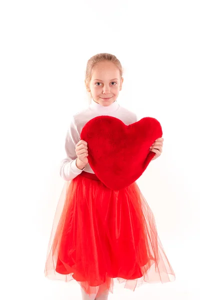 Schattig klein meisje rood hart geïsoleerd te houden — Stockfoto