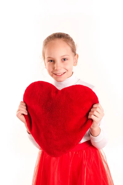 Linda niña sosteniendo corazón rojo aislado — Foto de Stock