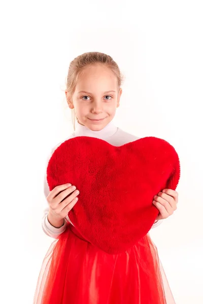 Мила дівчинка тримає червоне серце ізольовано — стокове фото
