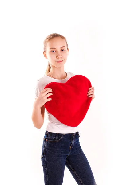 Sevimli küçük kız izole kırmızı kalp tutan — Stok fotoğraf