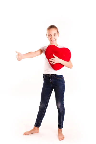Sevimli küçük kız izole kırmızı kalp tutan — Stok fotoğraf
