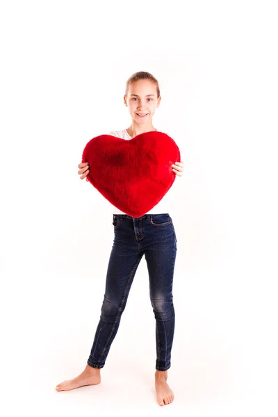 Cute dziewczynka trzymając czerwone serce na białym tle — Zdjęcie stockowe