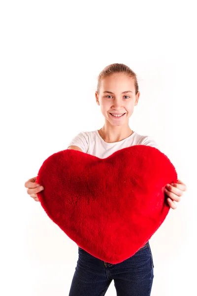 Söt liten flicka håller rött hjärta isolerade — Stockfoto