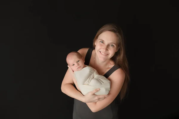 Mama fericita cu nou-nascutul ei — Fotografie, imagine de stoc