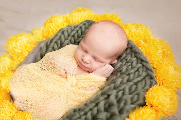 Спящий новорожденный — стоковое фото