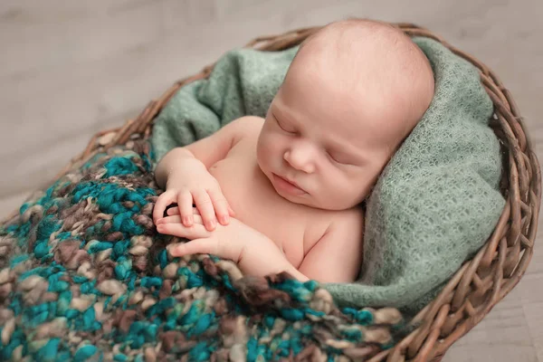 Slapende pasgeboren baby — Stockfoto