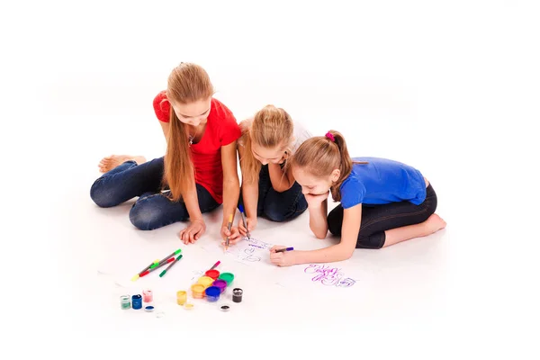 Щасливі діти малюють ізольовані на білому — стокове фото