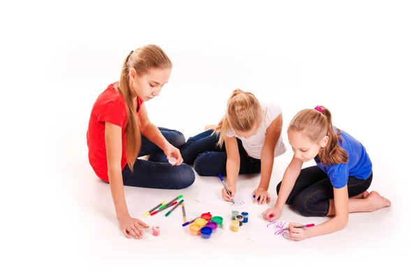 Crianças felizes desenhando isolado no branco — Fotografia de Stock