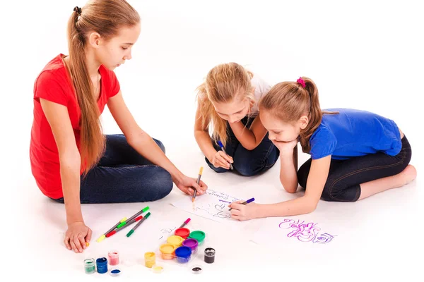 Niños felices dibujando aislados en blanco — Foto de Stock