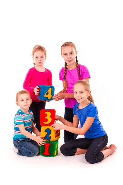 Ευτυχής παιδιά κρατώντας τα τετράγωνα με τους αριθμούς πάνω από το λευκό φόντο — Φωτογραφία Αρχείου