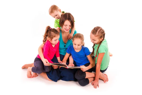 Mother reading a book to children isolated — Stock Photo, Image