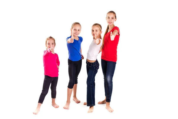Grupp av glada barn med tummen upp — Stockfoto