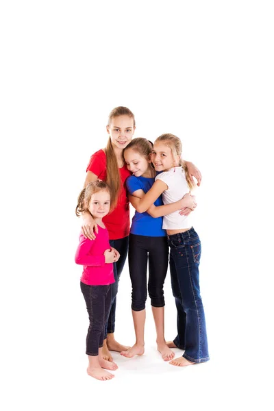 Groep gelukkige jonge geitjes geïsoleerd — Stockfoto