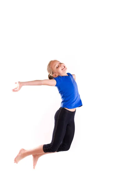 Ativo feliz menina saltando — Fotografia de Stock
