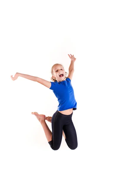 Aktiva glad liten tjej hoppning — Stockfoto