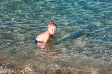 Su tabancasıyla oynayan sevimli mutlu çocuk