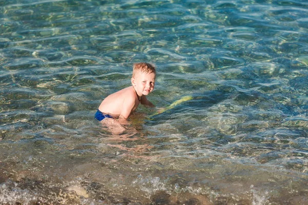 Schattige gelukkige jongen spelen met water pistool — Stockfoto