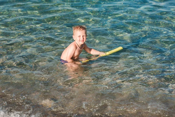 Schattige gelukkige jongen spelen met water pistool — Stockfoto