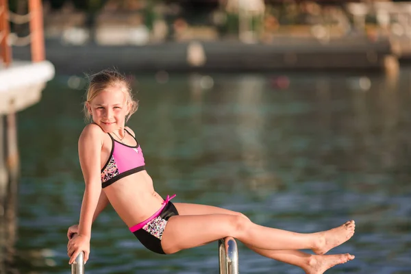 Happy mała dziewczynka nad morzem — Zdjęcie stockowe