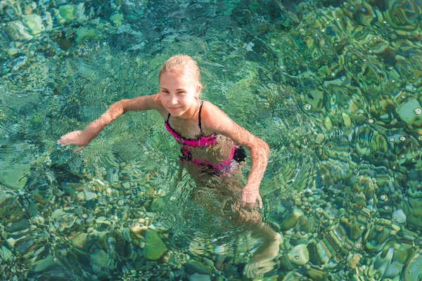 Niña feliz en el mar —  Fotos de Stock