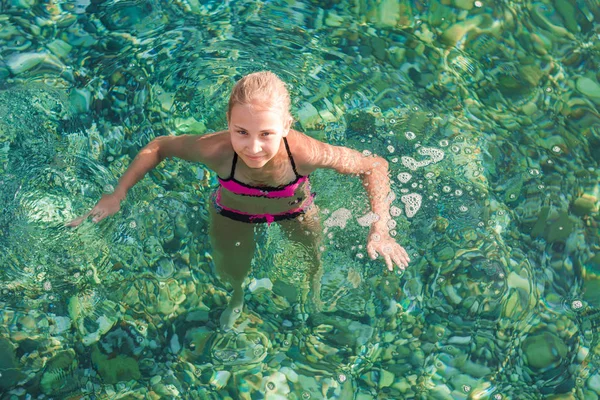 Gelukkig meisje in de zee — Stockfoto
