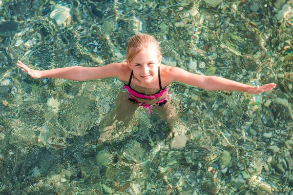 Gelukkig meisje in de zee — Stockfoto