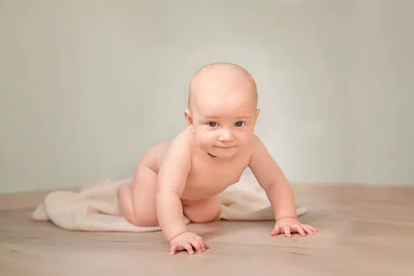 Lindo bebé feliz niño arrastrándose —  Fotos de Stock