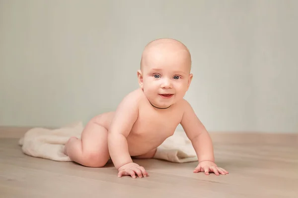 Bonito feliz bebê menino rastejando — Fotografia de Stock