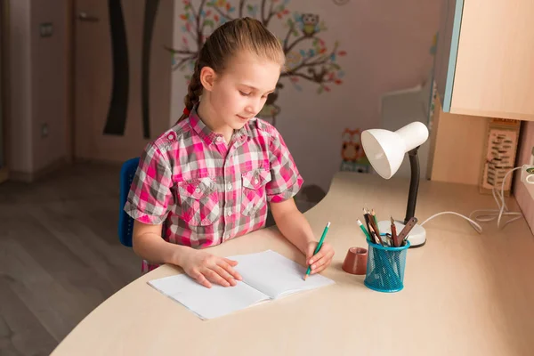 Carino bambina scrivere i suoi compiti — Foto Stock