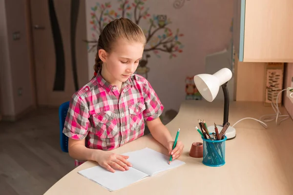 Симпатична маленька дівчинка пише домашнє завдання — стокове фото